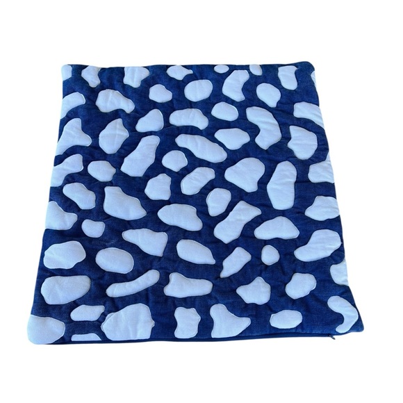 Annie Selke Pinecone Hill Pebbles Blue White Quilted Pillow Cover 22x22 GUC - Picture 3 of 10